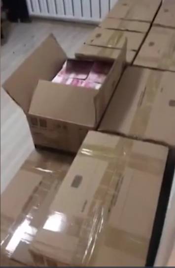 视频中可以看到,在一个房间内,壁柜门打开,里面都是成捆的人民币;在