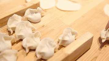 包着饺子,聊着生活家人们的分工都如往年一样和面,调馅儿,擀皮儿.