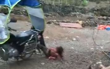 男子暴打女儿将其绑在摩托上拖行