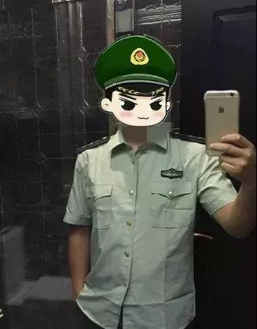 看这位大哥还得意洋洋自拍,单靠一身劣质军装就开始行骗了,咋就那么