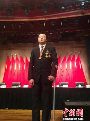 “铁路英雄”徐前凯:希望新的一年做回独立的自己|重庆|徐前凯|义肢_新浪新闻
