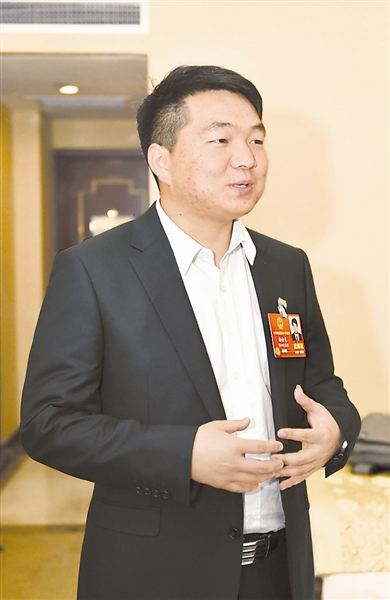 本报记者 杨登峰 摄杨金龙代表今年24岁.