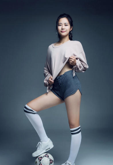 上海女足李佳悦身姿百变