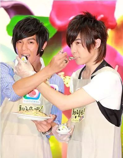 汪东城为了赚钱真的挺拼的,早些年男男cp还在萌芽阶段,他就抓住了这个