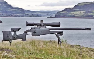 其中,最引人注目的要数一把德制r93战术型狙击步枪,该枪被称为世界