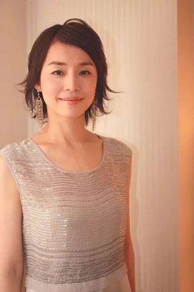 石田百合子打败天海佑希,成为排行榜的一匹黑马,跟她最近人气爆燃有