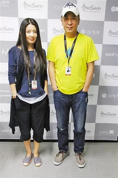 釜山电影节上的焦华静(左)和曹保平(右) 曹保平导演是1989年从北京