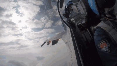 实拍南海舰队海靶实弹射击新飞行员战斗力满格