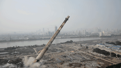 15秒宁波市中心这根105米的大烟囱倒下了老宁波都来看最后一眼附视频