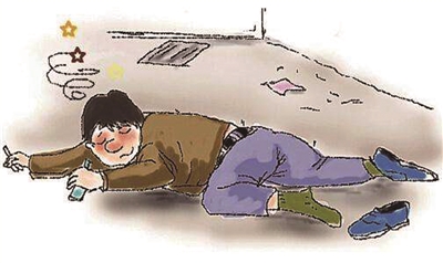 男子深夜醉倒路边 辅警热心救助