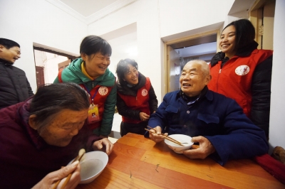 88昨天,圆梦义工的志愿者走进卜扬社区,为多名空巢老人送汤圆.