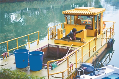 秦淮河上工作了18年,吕益峰坦言除了泮池码头,整个旅游线路他们夫妻还