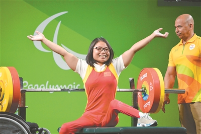 摇着轮椅登上世界冠军领奖台