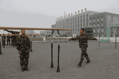 练兵备战 看官兵如何练强素质|双杠|单杠|官兵_新浪军事_新浪网
