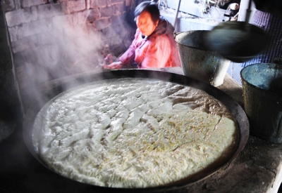 大铁锅 柴火灶 石头压…… 回味"老"豆腐的那味道