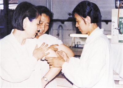 血源性乙肝疫苗 1975年8月29日,陶其敏(左一)在自己身上实验肝炎疫苗。