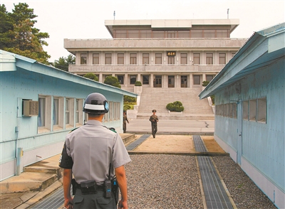 韩朝士兵分别在板门店军事分界线两侧执勤(资料图).新华社发