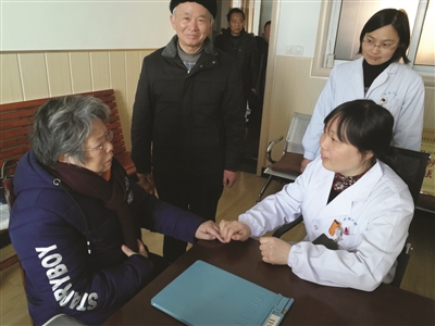 翟晨彤医生在给王庭南做复诊.王国柱 摄