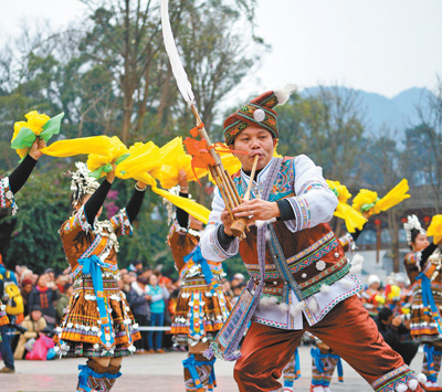 当天是农历十一月廿八,当地数百名苗族同胞身着民族盛装,通过唱苗歌