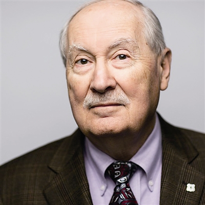 用科学为社会解决实际问题,在大自然和社会中完成研究成果的科学家