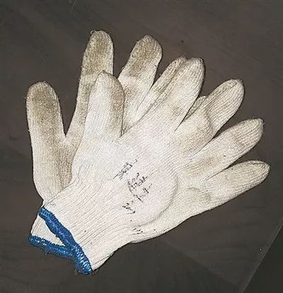 分别时,记者请房建立在手套上签上了自己的名字.南国初冬,天气阴冷.