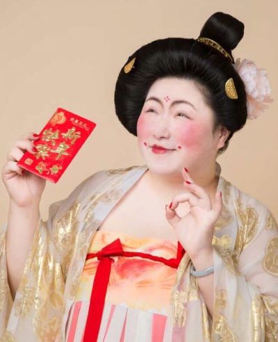 还有一组照片2月13日发布在微博上,第一组"唐代仕女"照片.