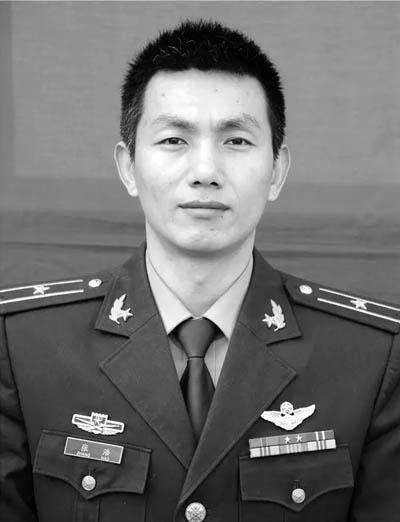 盘点2017:这一年,那些长眠在和平旗帜下的军人|旗帜|黄鹏|飞行员_新浪