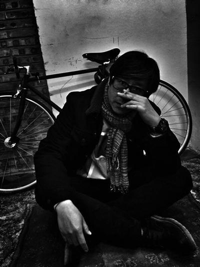 阿丁 在孤独的写作中，自由地活着|阿丁|厌作人间语|无尾狗_新浪财经_新浪网