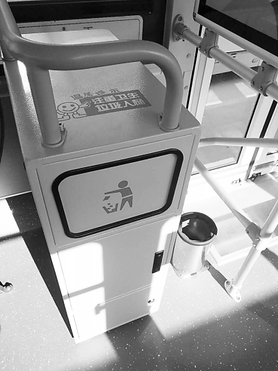 新款纯电动公交内配置了美观实用的立式垃圾箱.本报记者 张璐摄