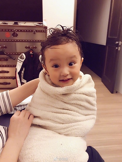 欧弟女儿jojo出浴三连拍瞪眼呲牙噘嘴变表情包