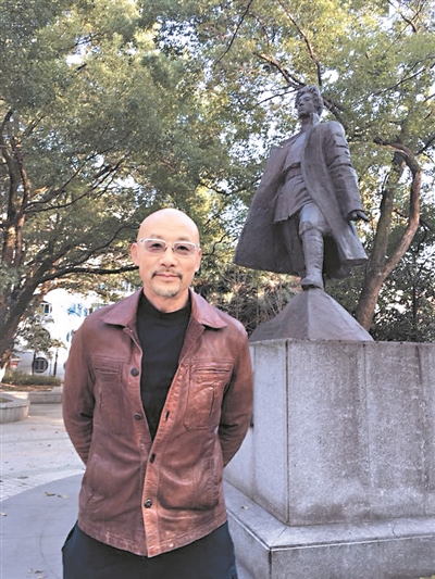 张安东近日,网上流传着一段恶搞《黄河大合唱》的视频,视频中的某团队