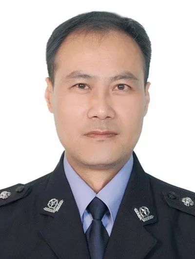 今天,市公安局新城分局长乐中路派出所刑侦技术民警雷俊生为大家诵读