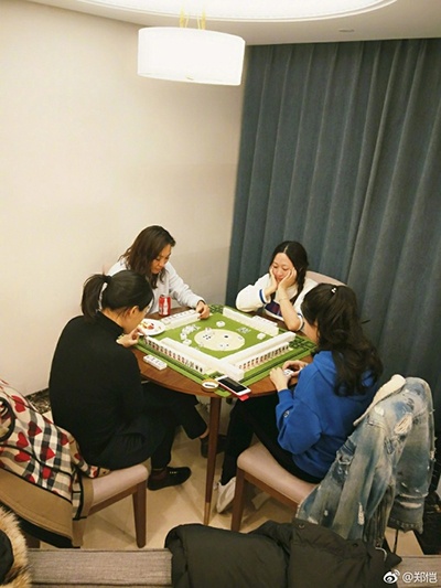 今天凌晨,郑恺晒出了工作室女人们打麻将的照片,并发文控诉道:"我工作