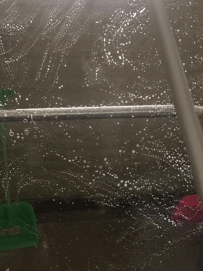 每次辛辛苦苦洗完浴室玻璃门,最后还是会留下很多的水渍印,这回用完刀