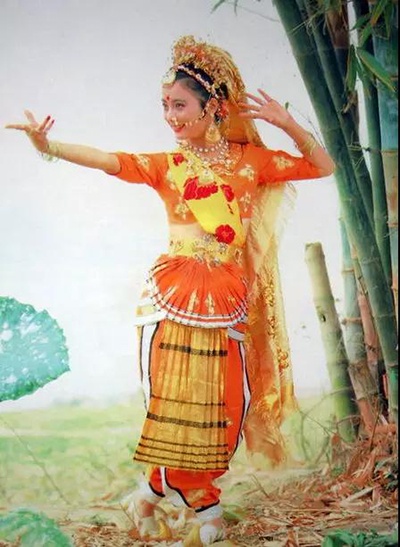 刚刚好适合调皮的玉兔精,一曲《天竺少女》让中国刮起了印度舞风