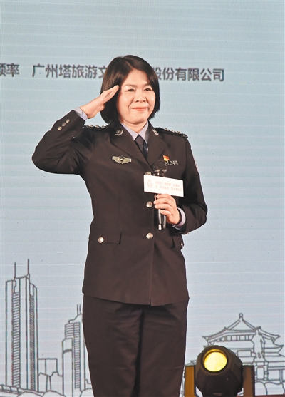 飞行36载被誉散花天女