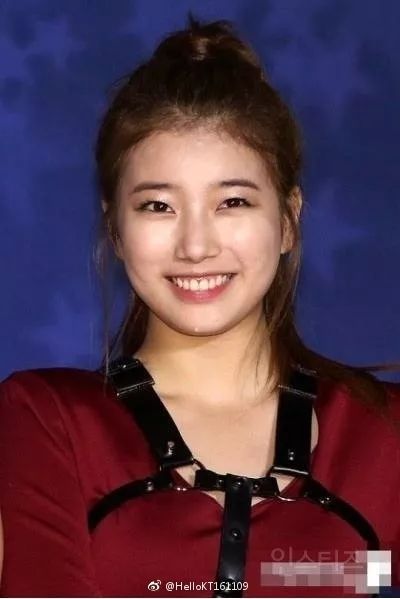 而且额头上还有挺多小小的碎毛~你们再看看现在的秀智,额头明显高了不