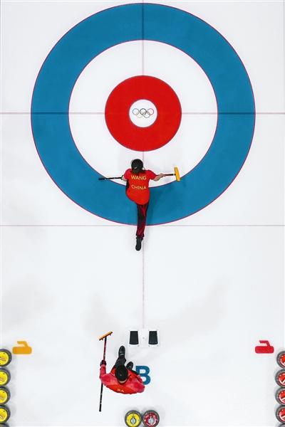 视觉中国供图  2月11日晚,平昌冬奥会冰壶混双附加赛的赛场上,中国