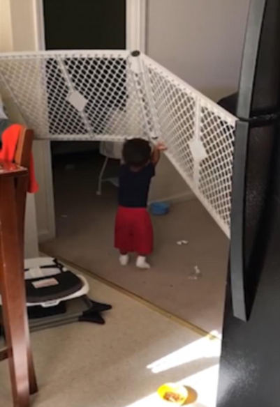 美1岁男婴为逃离牢笼竟举起沉重围栏