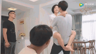 这么轻的女明星你都抱不动,这届男明星不行啊…(叹气)