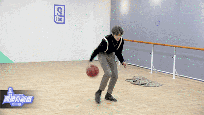 换个角度看打篮球的坤(小奇提示:长按可保存gif至相册哟~)每一张可爱