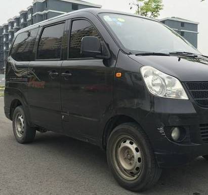 起初面包车的设计就是为了拉货用,一些小的划损磕碰在银白色车上不会