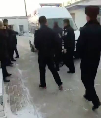 死刑犯临刑前告别家人,年幼女儿天真喊\