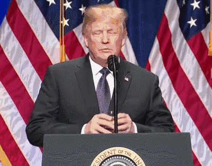 在去年12月时,在公布《国家安全战略报告》演讲过程中,川普双手小心翼