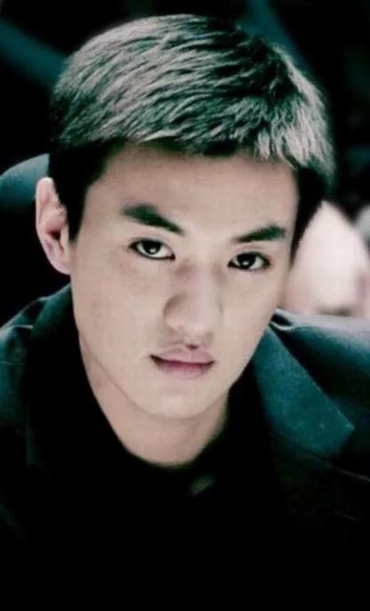 他起点很高,出道就是岩男郎,第一部戏就出演海岩剧《深牢大狱》的男