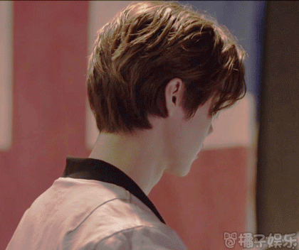 【gif】来自鹿晗的回眸,你被撩到了吗?|回眸|鹿晗|小鹿_新浪新闻