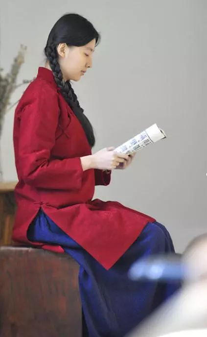 学习茶道和工笔白描烧制陶器给自己打磨木制发簪制作古法荷包玄妙对