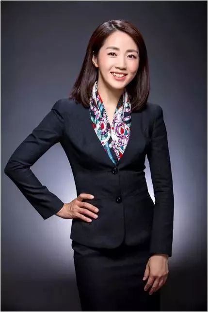 天气预报主持人23年容颜不老火爆网络