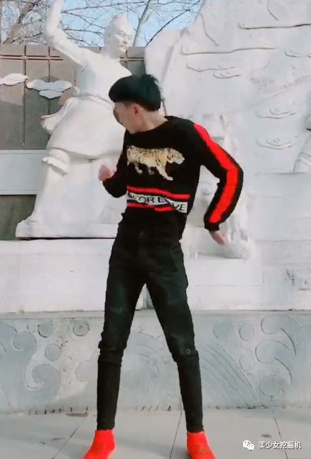 锅盖头紧身t恤勒蛋紧身裤…最近有人模仿他.一心一意的钻研各种花