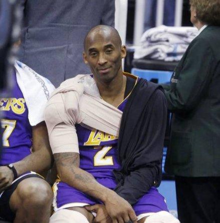 媒体用科比肩膀冰敷图形容交易截止日后的 woj